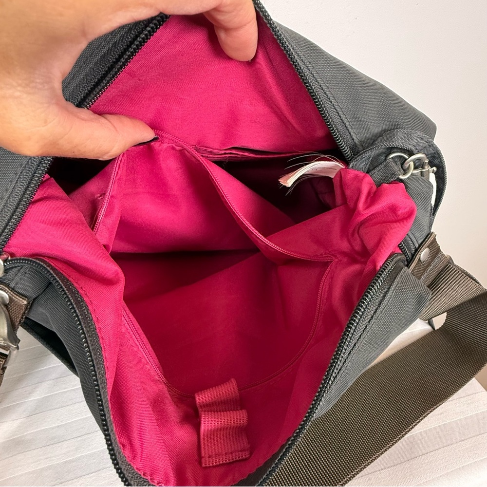 Baggallini ‘Everywhere’ Bag Charcoal Gray Bright Pink Lining Adjustable Strap - Picture 10 of 16